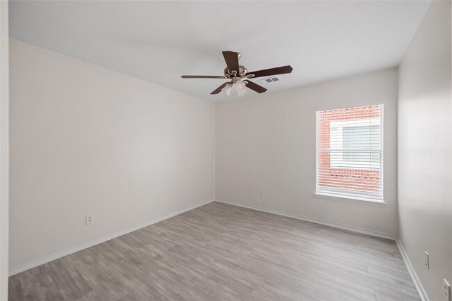 Building Photo - 9847 Willow Crossing Dr