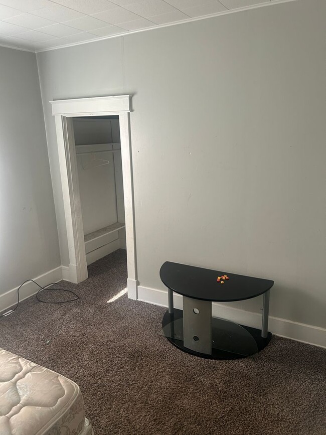 Building Photo - 2 Bedroom/ 1 Bath