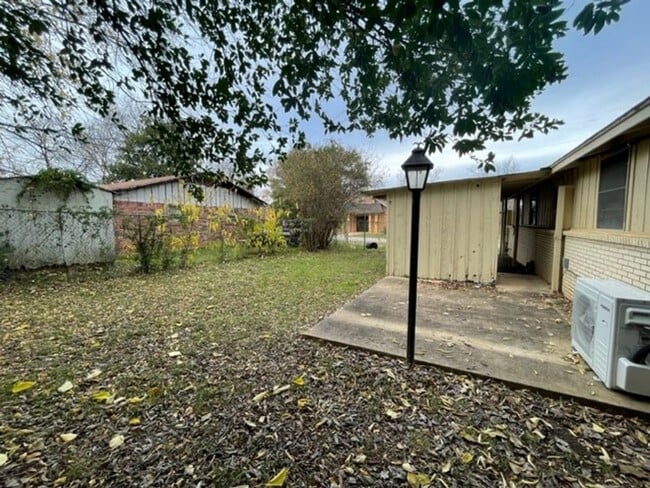 Building Photo - 3 bed/1 bath on a corner lot!