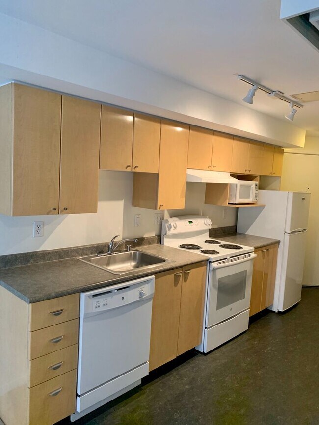 Building Photo - Montreux Condominium - Downtown/Belltown