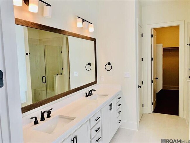 Building Photo - Rouzan Home