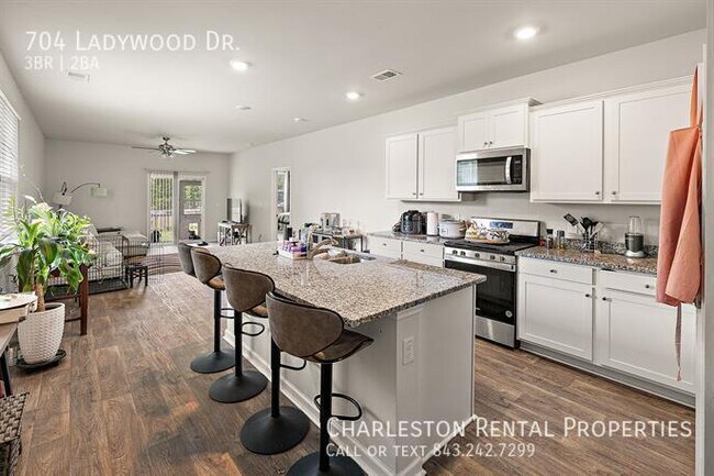 Building Photo - 704 Ladywood Dr