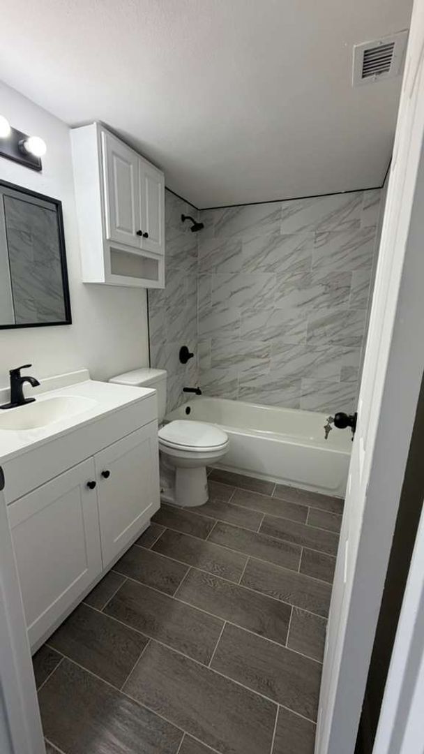 Building Photo - Large One Bedroom One Bath First level Condo