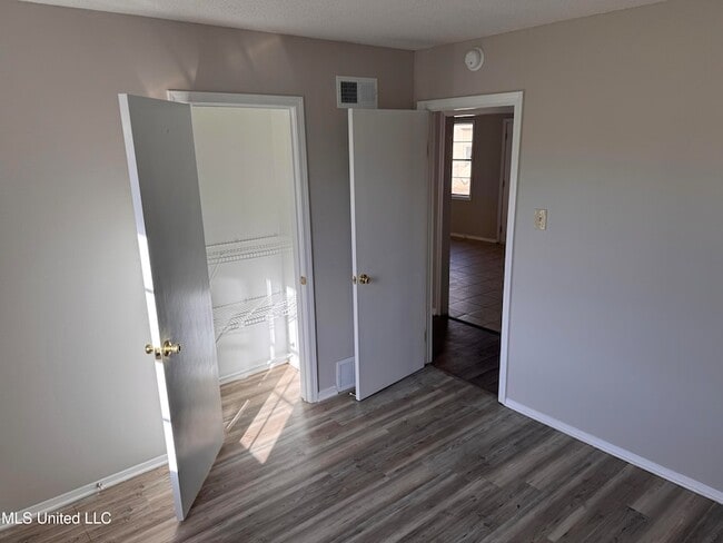 Building Photo - 2220 Ashland Dr