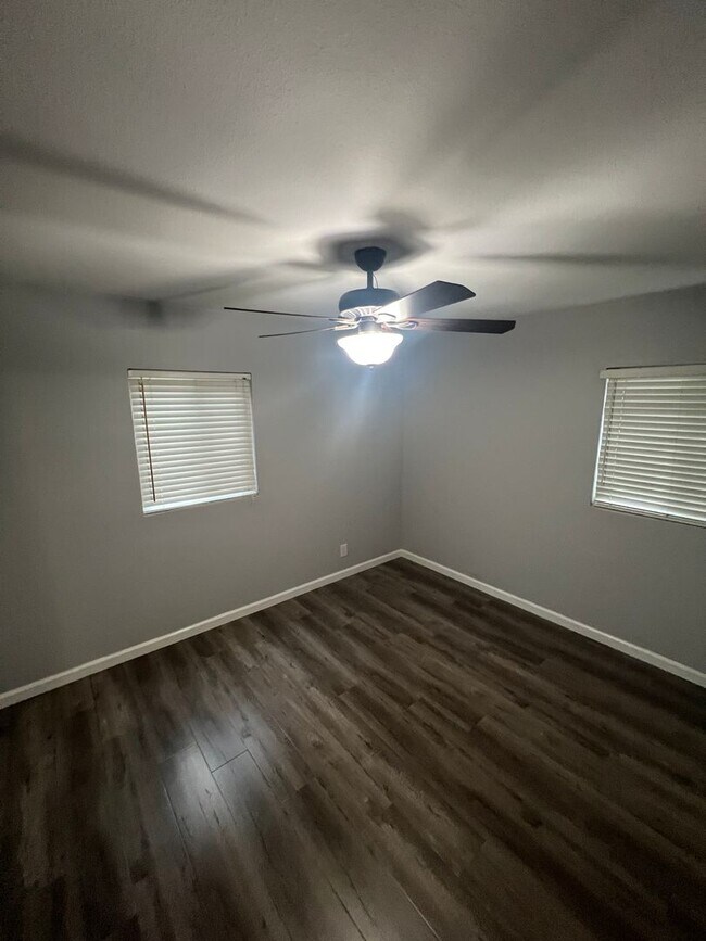 Building Photo - 212 N Aladdin Dr