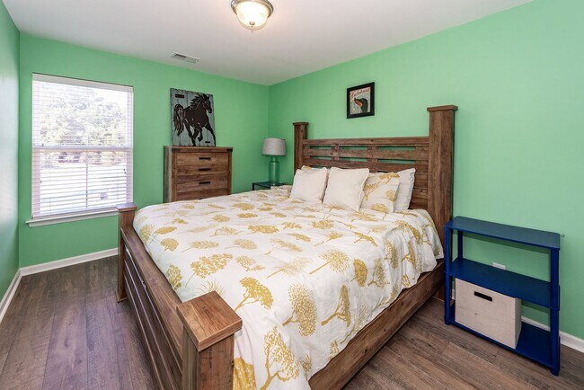 Building Photo - 4 Bedroom, 2.5 Bathroom Home in Brownswood...