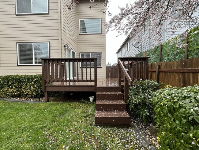 Building Photo - Grand 5 Bedroom Home Featuring 19ft Ceilings, Family Room & Main-Level Suite