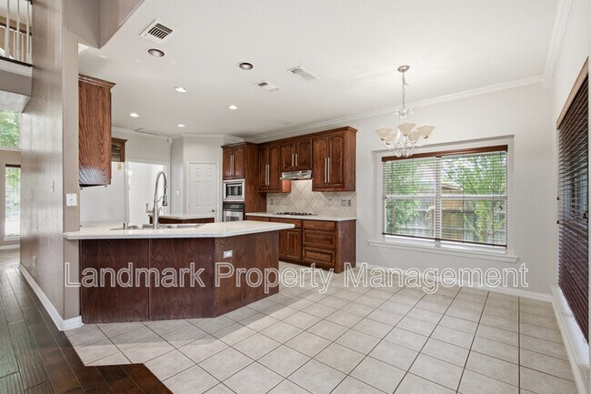 Building Photo - 2115 Lexington Dr