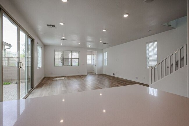 Building Photo - Stunning 4 bedroom, 4 bathroom home in the desirable gated community of Horizon in Chandler