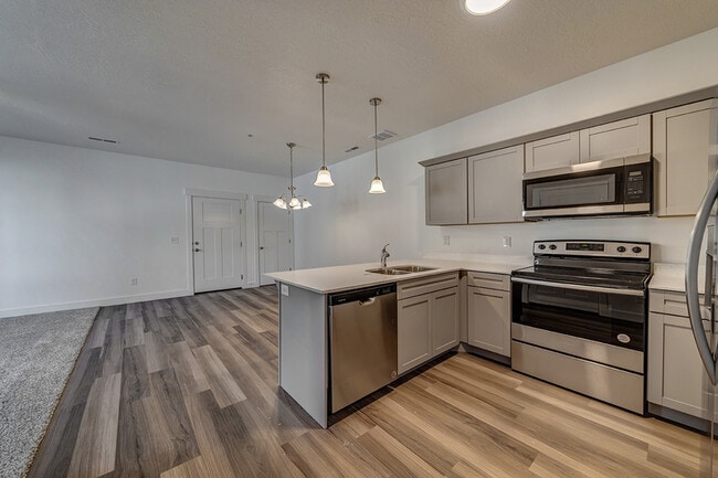 Building Photo - 665 N 380 W