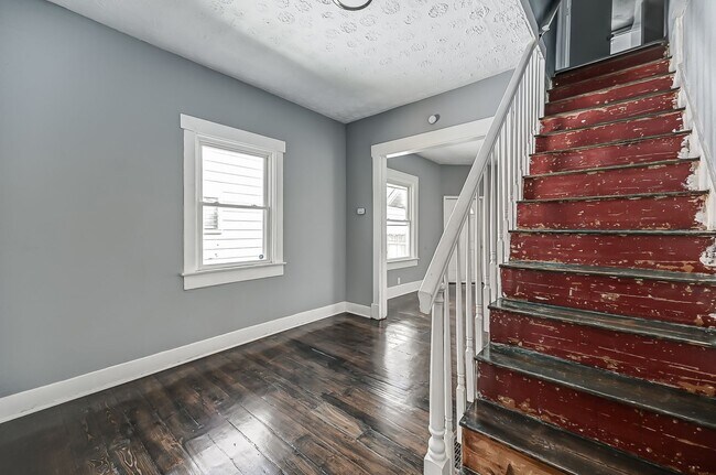 Building Photo - Charming 4 bedroom, 1 bathroom