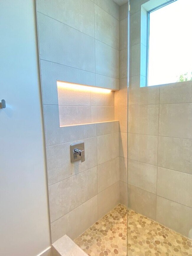 Building Photo - Enjoy The Coastal Carlsbad Village Lifestyle