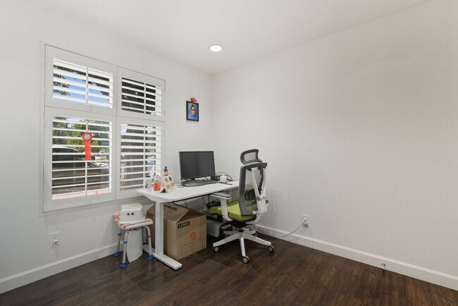 Building Photo - Welcome to elegant living in the heart of ...