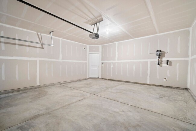 Building Photo - Brand New Construction Luxury Townhome in Pineville