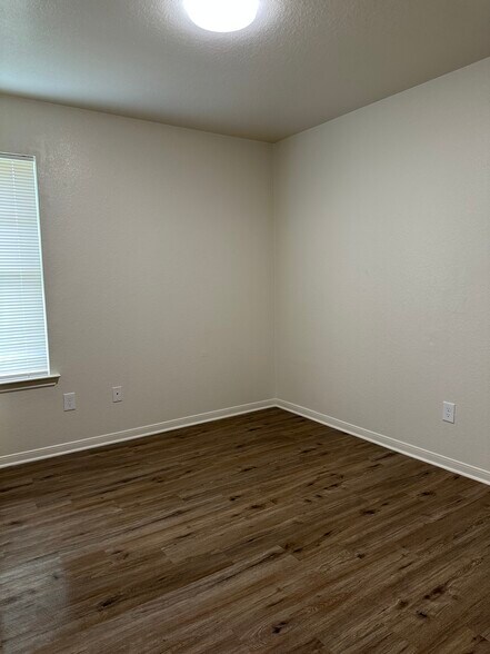 Building Photo - 401 Topeka Ct