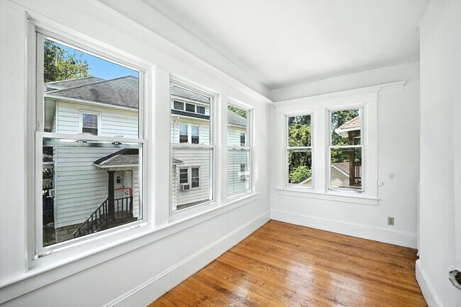 Building Photo - 124-126-126 Woodside Terrace