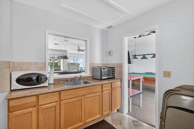 Building Photo - 9940 S Ocean Dr