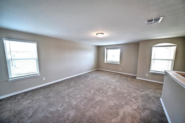 Building Photo - Beautiful 3-Bedroom Home with Flex Space in Universal City - Realtor Commission: $600