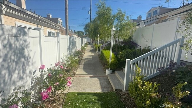 Building Photo - 2217 Vanderbilt Ln