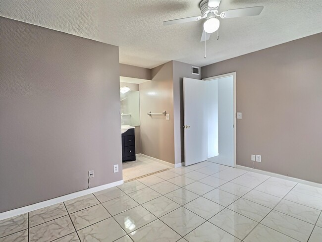 Building Photo - 889 Twin Lakes Dr