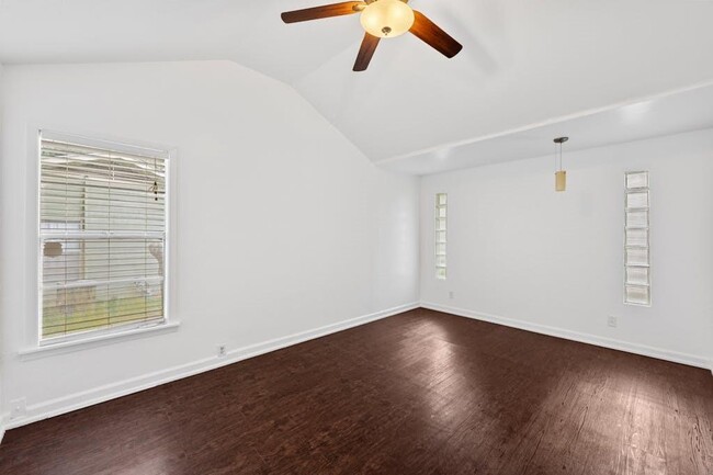 Building Photo - 3202 Dolphin Dr