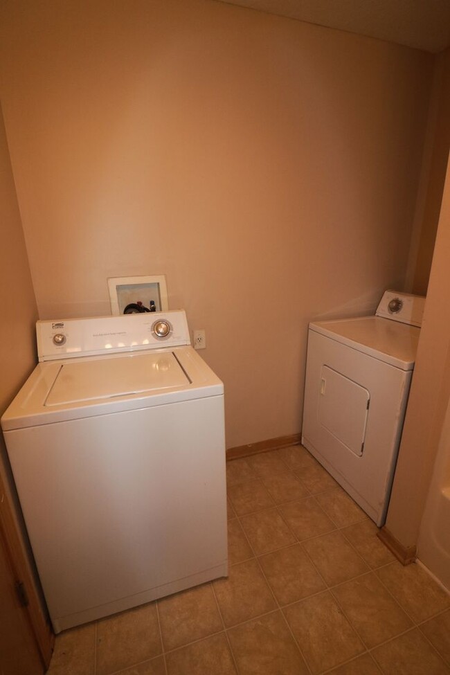 Building Photo - AWESOME 3 BEDROOM HOME CLOSE TO FORT RILEY