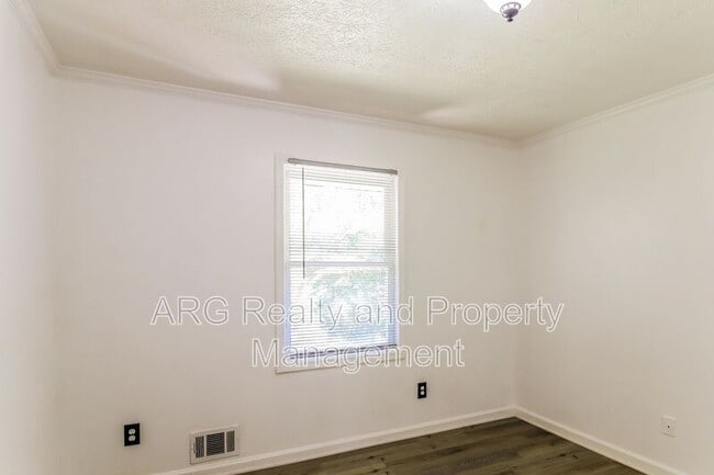 Building Photo - 2140 Fairway Ct SE