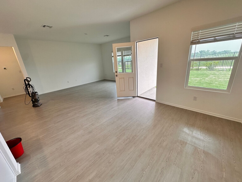Building Photo - Room in House on Pickerel St