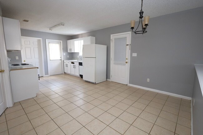 Building Photo - 2570 Marathon Dr