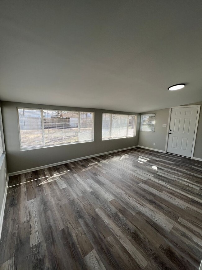 Building Photo - 3 Bedroom Beautifully updated Ranch