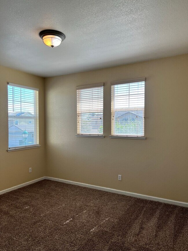 Building Photo - Beautiful home in Reflections gated community
