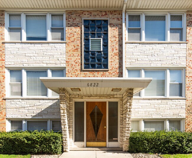 Building Photo - 6822 N Northwest Hwy