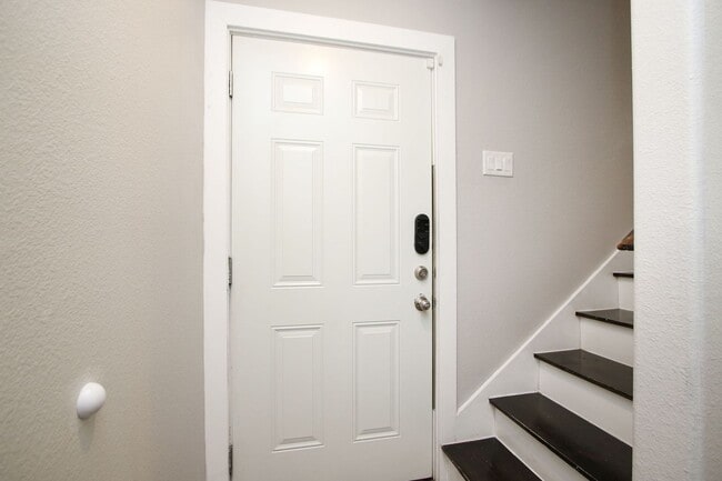 Building Photo - For Lease-Housing Vouchers Accepted | 3 Bed, 2 Bath | 1,150 Sq Ft | Warwick Place |