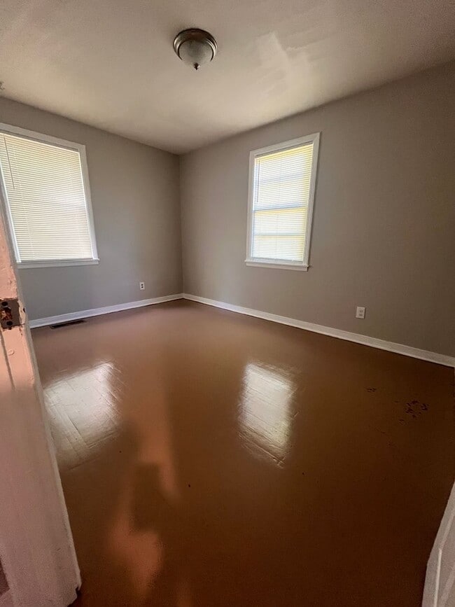 Building Photo - Great Property in quite Neighborhood