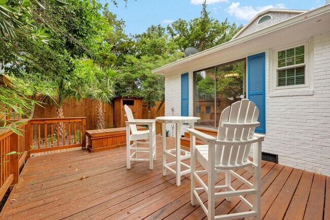 Building Photo - Furnished Off-Season 3bd/2ba Coastal Retreat with Screened Porch & Private Parking