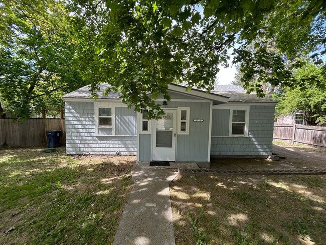 Primary Photo - Cute 3 Bed, 1 Bath Home in Sunset Hill!