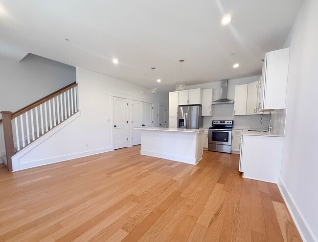 Building Photo - 4-Bedroom Home with Pool Access and Stainless Steel Appliances Near Downtown Cookeville