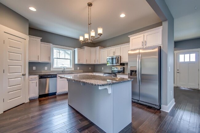 Building Photo - **NOW AVAILABLE FOR SHOWINGS**  Beautiful Home for Lease in Sylvan Heights!