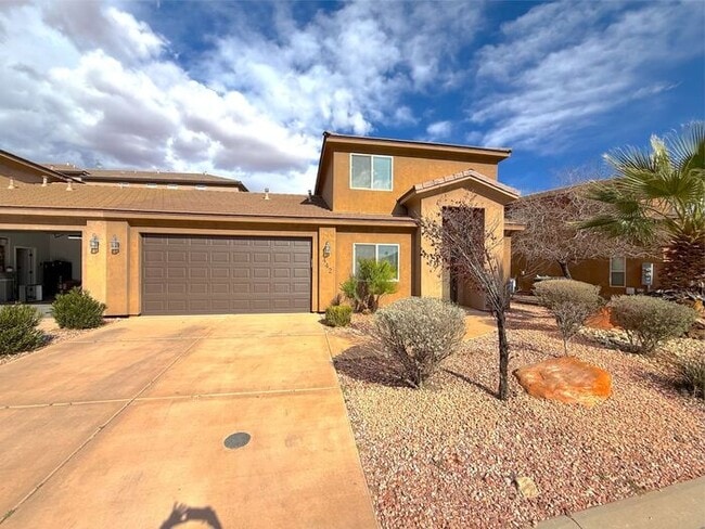 Building Photo - 4 bed, 2.5 bath duplex w/2 car garage