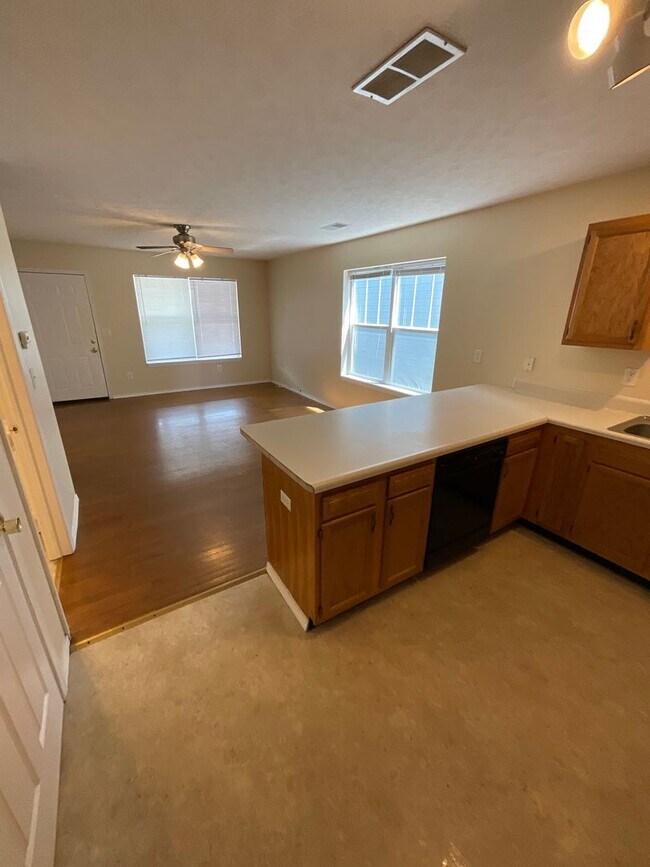 Building Photo - *2027* 4 Bed!! BIG GROUP OPTION!!! 18-20!!