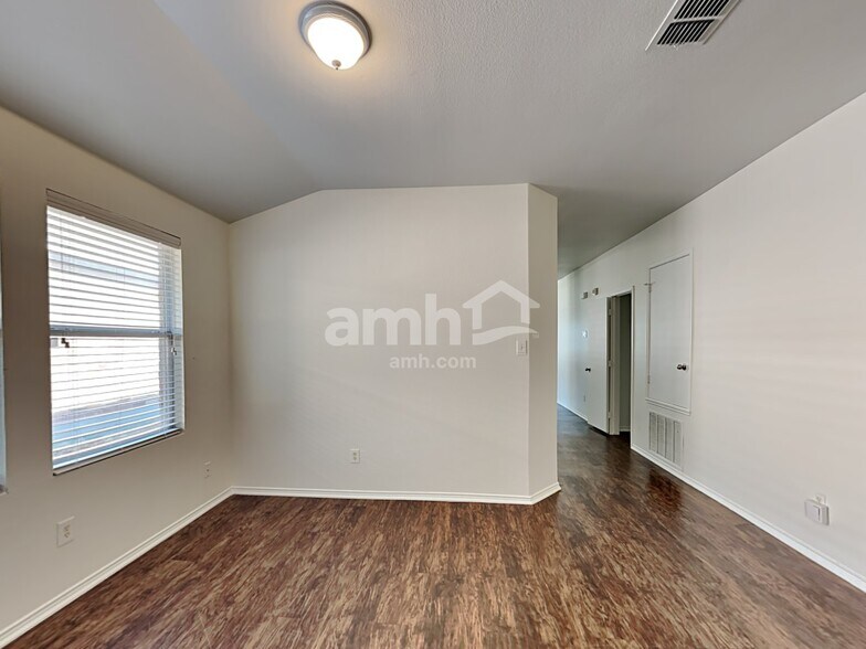 Building Photo - 742 Mission Ln