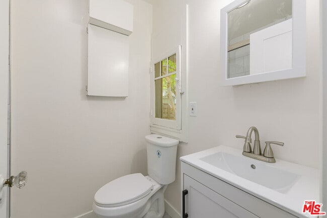 Building Photo - 1145 Poinsettia Dr