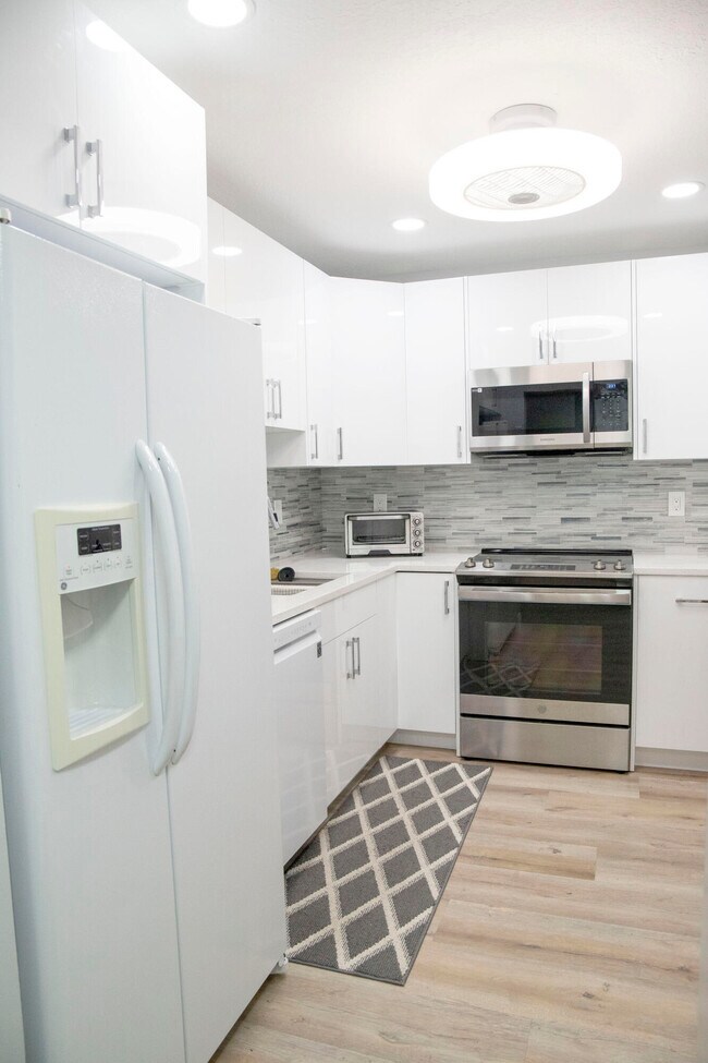 Building Photo - 2851 Somerset Dr