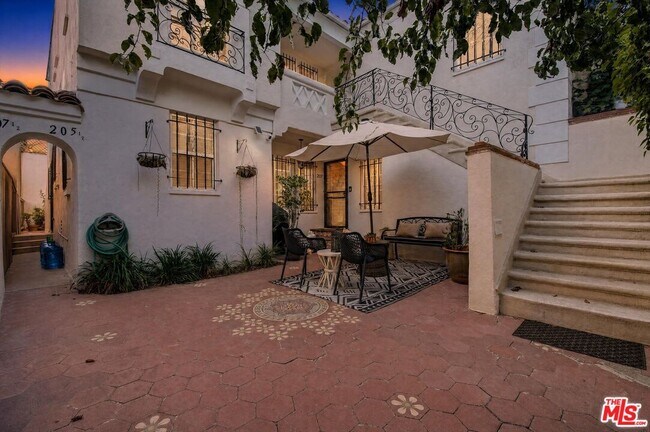 Building Photo - 207 S Reeves Dr