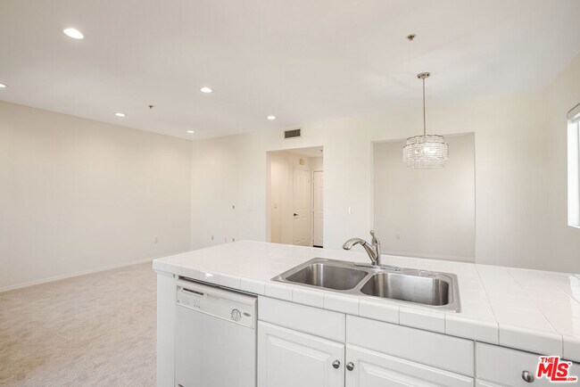 Building Photo - 6020 S Seabluff Dr
