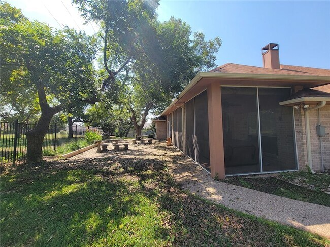 Building Photo - 9621 Monticello Dr