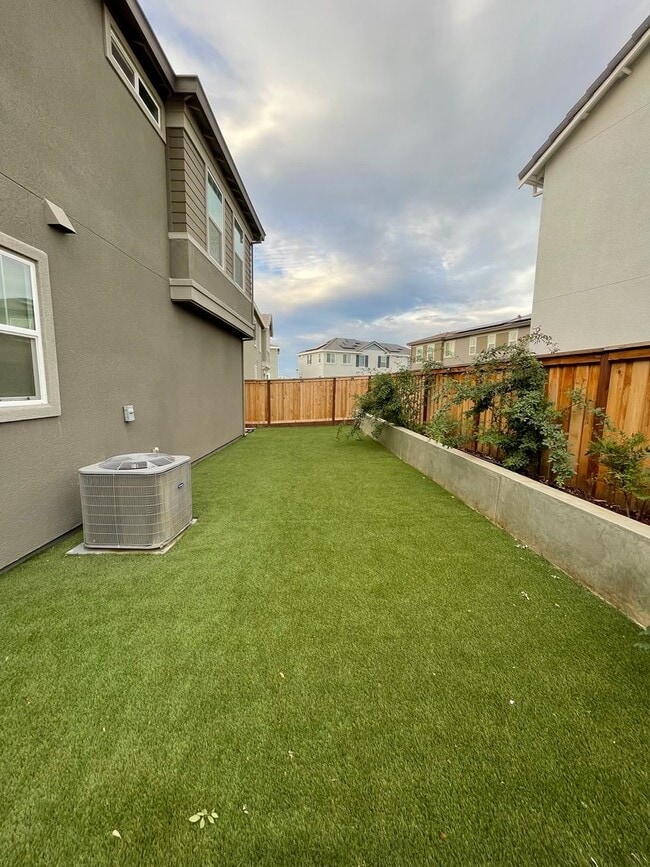 Building Photo - Beautiful new home with open floor plan av...