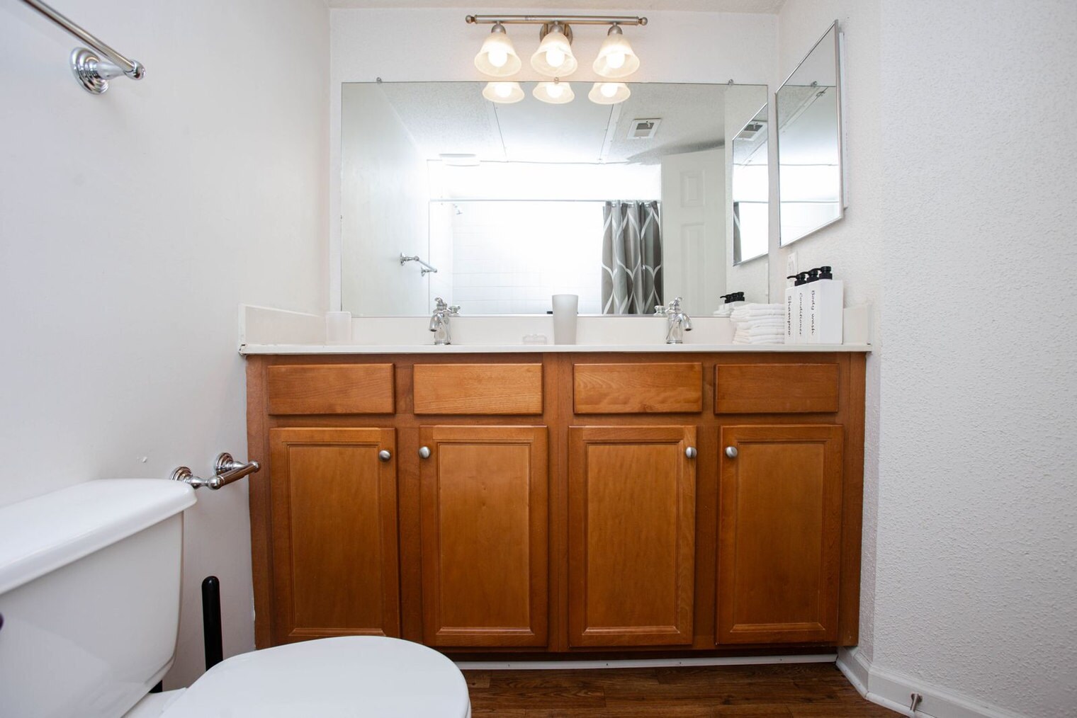Building Photo - 915 Cameo Dr