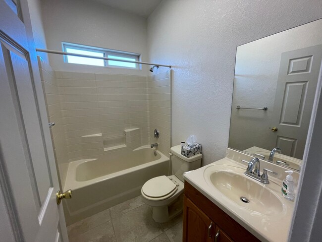 Building Photo - Beautiful Hesperia Starter Home, 2 Bedroom...