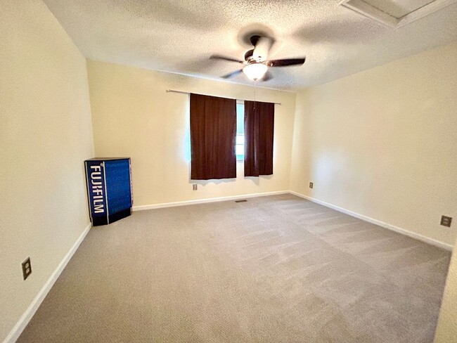 Building Photo - Looking for a Quality tenant who appreciat...